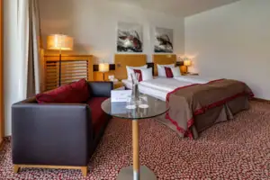 Doppelzimmer Hotelzimmer mit Glastisch und Bett.