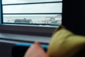 Fenster mit Blick auf einen Strand und Gebäude