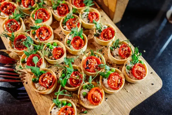 Ein Tablett mit Speisen auf einer Holzoberfläche