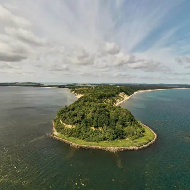Eine Insel, umgeben von Wasser.