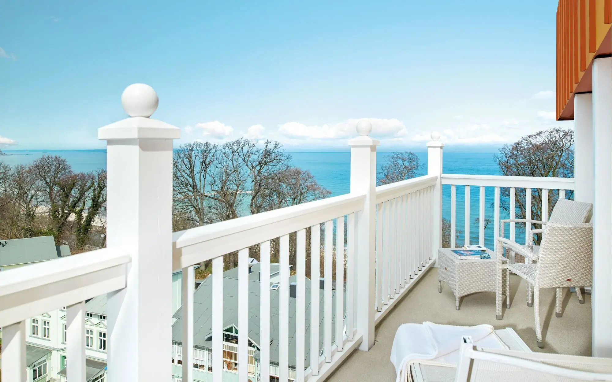 Terrasse mit Blick auf das Meer und einem weißen Stuhl und Tisch