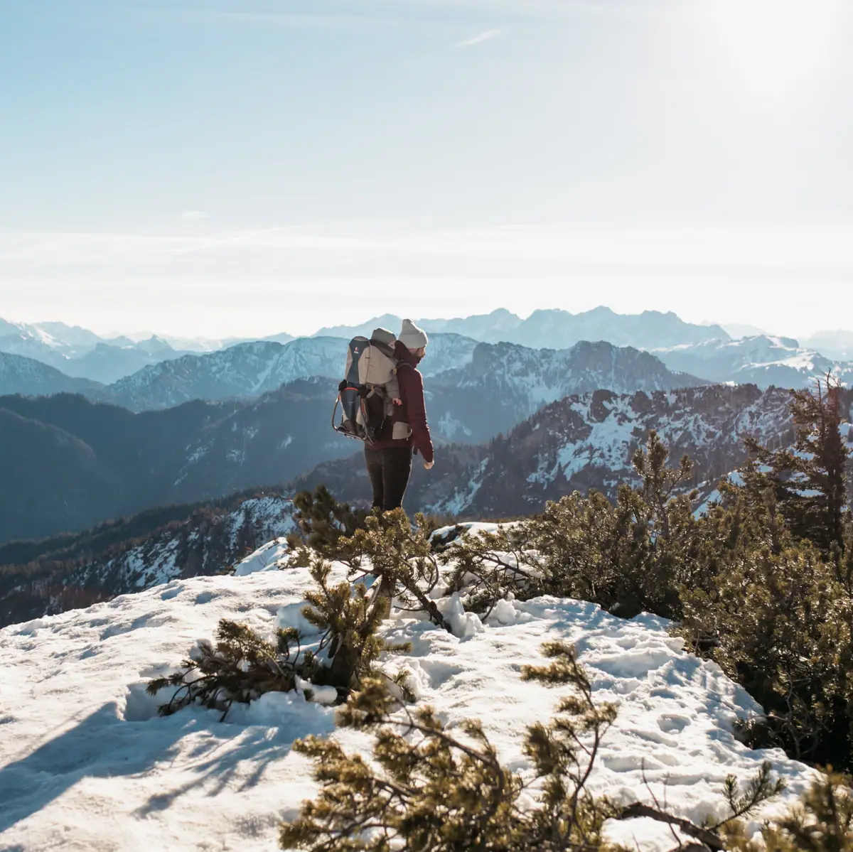Winter in den Bergen Eine Person steht auf einem verschneiten Berg.