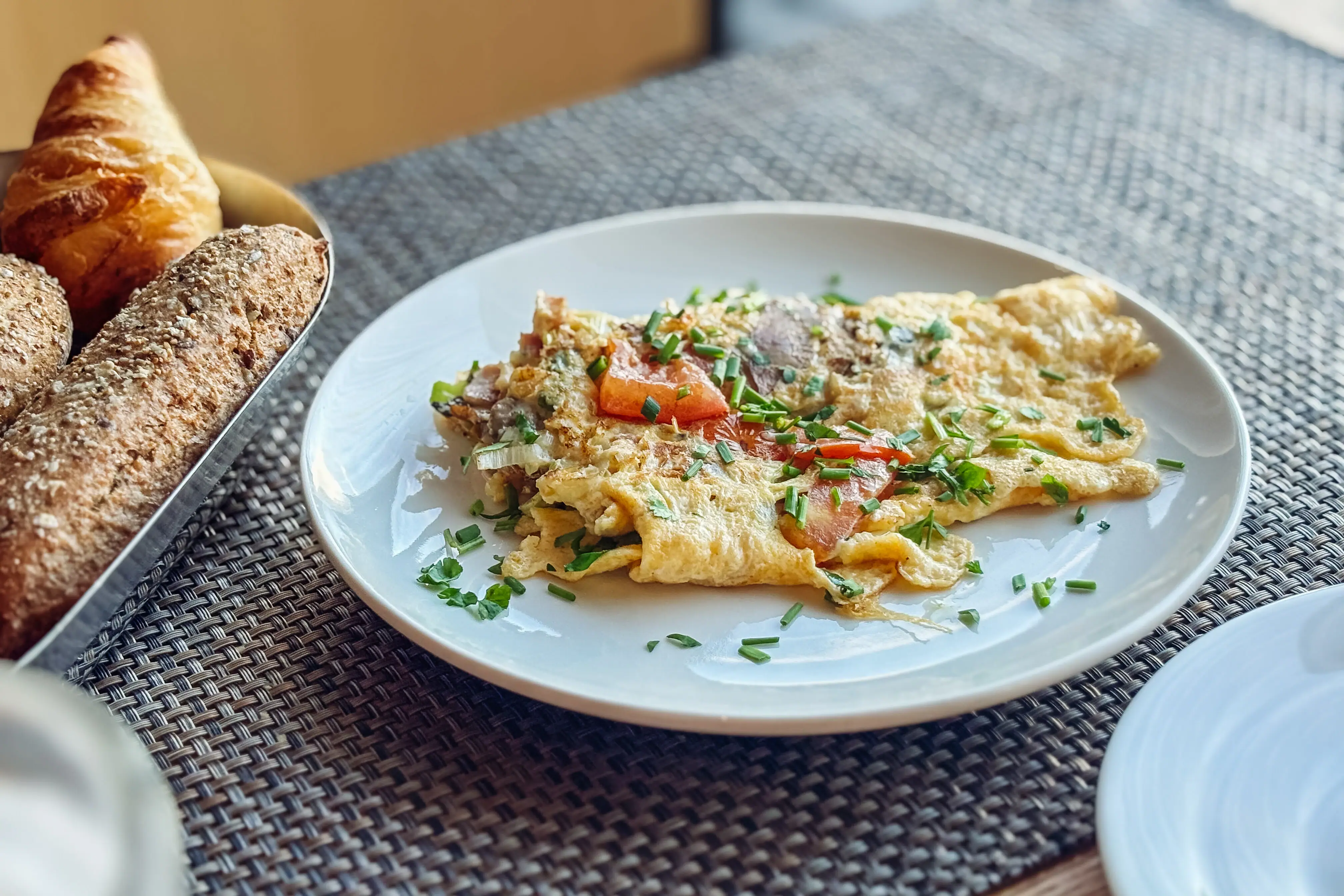 Ein Teller mit Essen auf einem Tisch.
