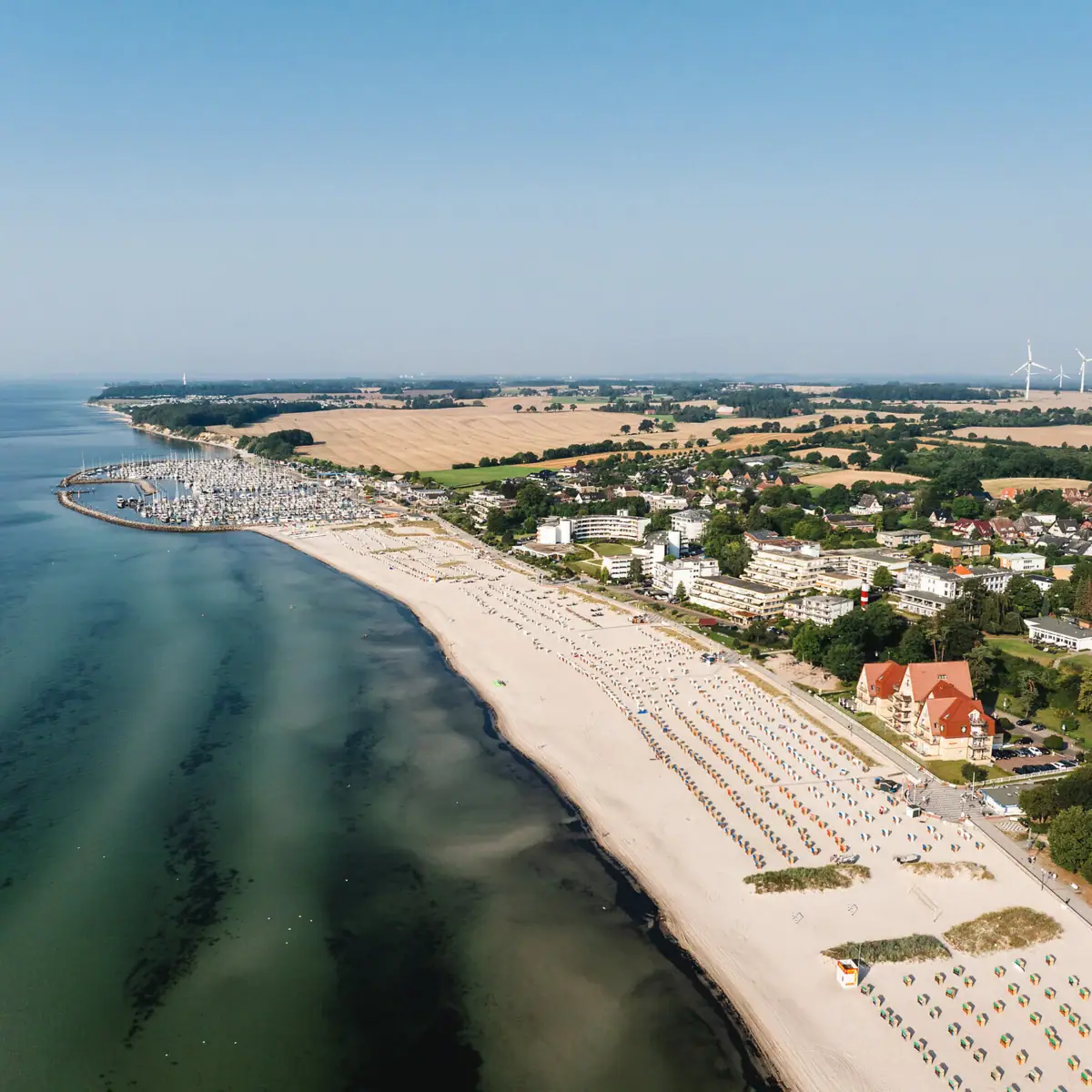 Grömitz von oben Strand mit Gebäuden und Wasser aus der Vogelperspektive.