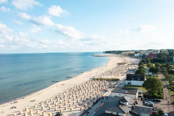Grömitz Der Strand von Grömitz mit vielen Standkörben und der blauen Ostsee.