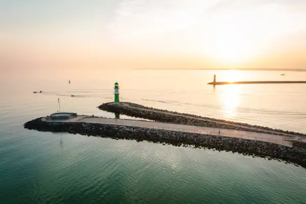 Ein Pier mit einem Leuchtturm darauf.