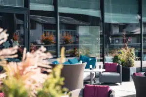 Eine Terrasse mit einem Tisch und Stühlen.