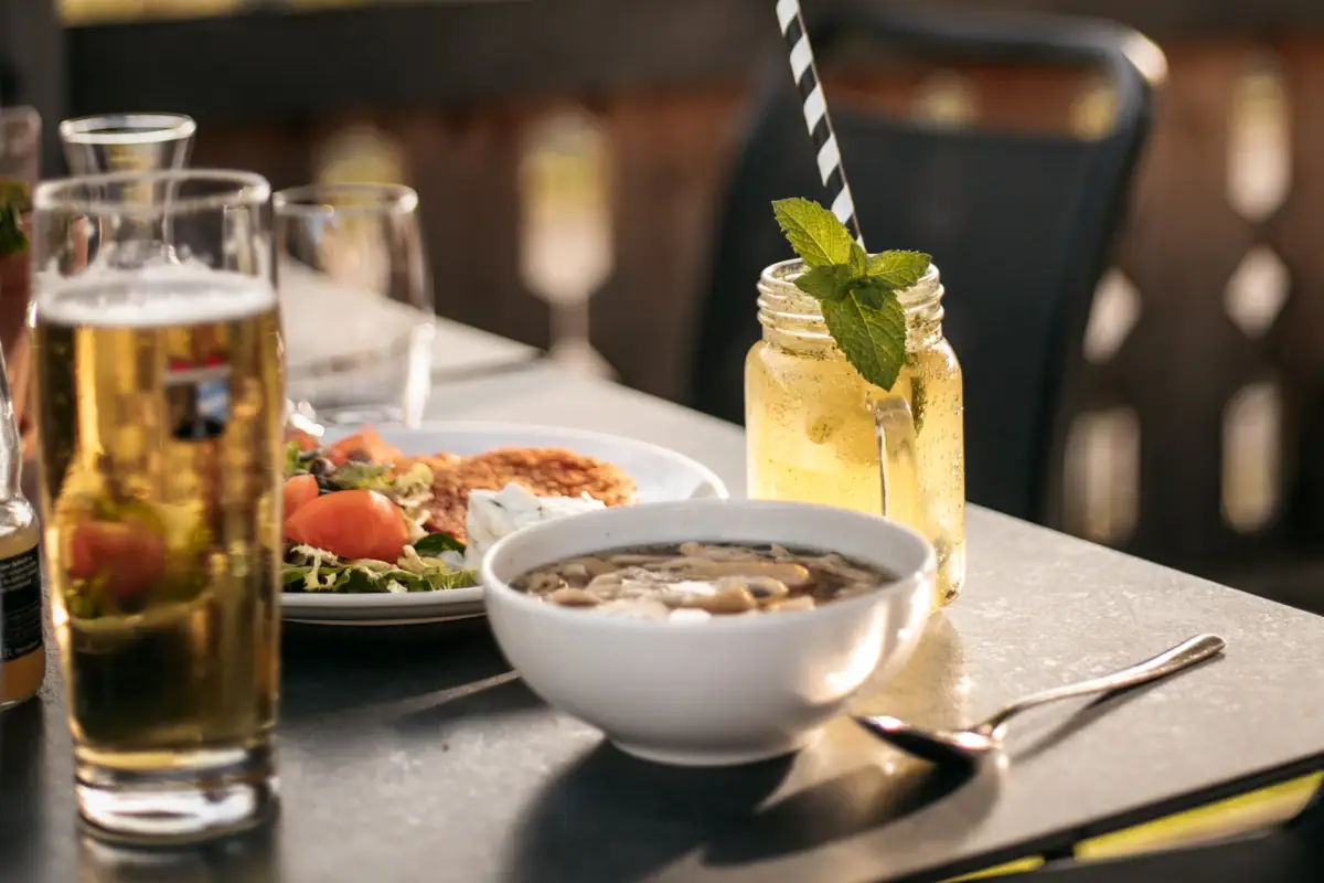 Ein Tisch mit Speisen und Getränken darauf.