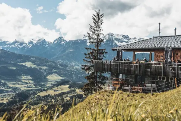 Hütte am Berghang Ein Gebäude mit Balkon, das ein Tal überblickt.