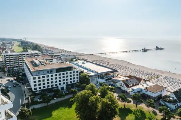 Ein Gebäude neben einem Gewässer.