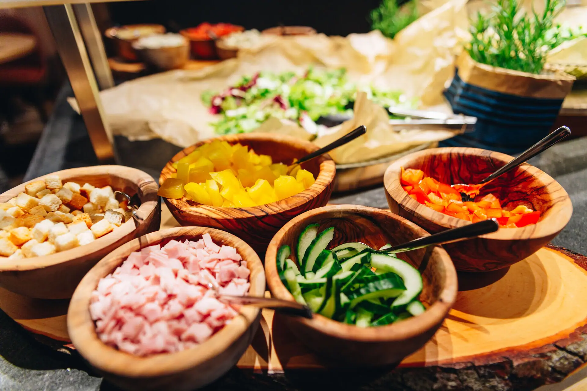 Gemüse Eine Gruppe von Schüsseln mit verschiedenen Gerichten.