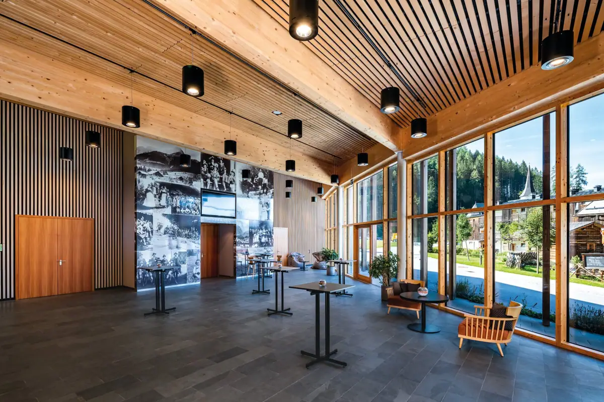 Foyer Tagungsraum Ein Raum mit großen Fenstern und einer großen Wand.