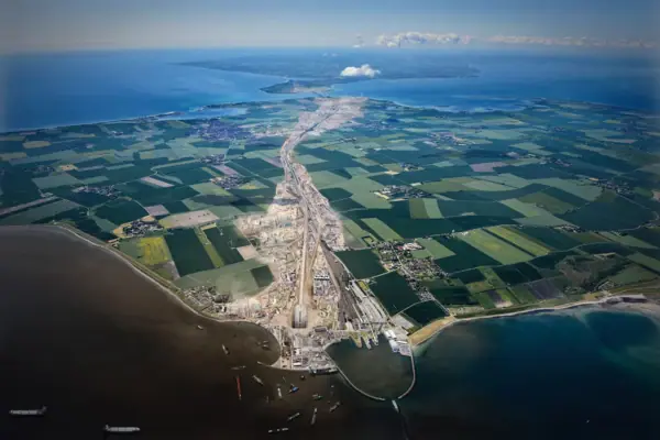 Fehmarnbelttunnel Baustelle Luftaufnahme von der Baustelle vom Fehmarnbelttunnel mit Wasser und Land.