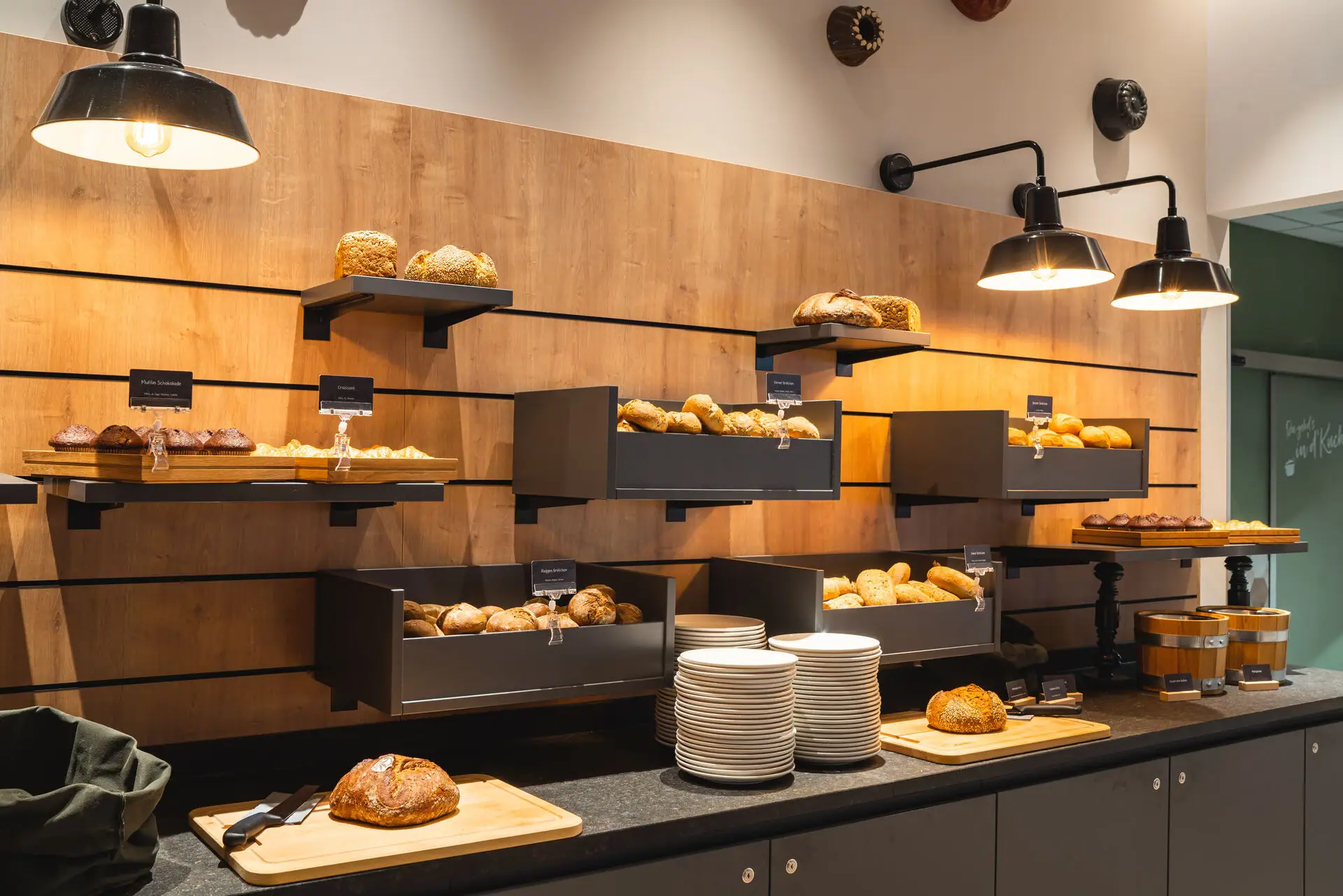 Brot und Brötchen Eine Auswahl an Brot und Tellern auf einer Theke.