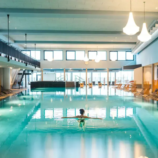 Eine Frau in einem Schwimmbecken.