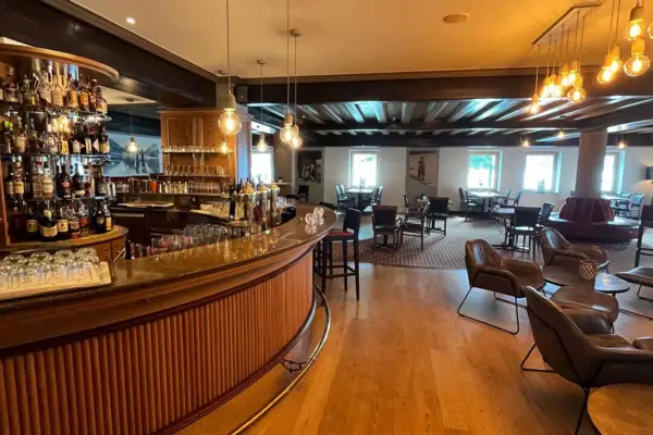 Lounge Furisto Eine Bar mit Tresen und Stühlen.