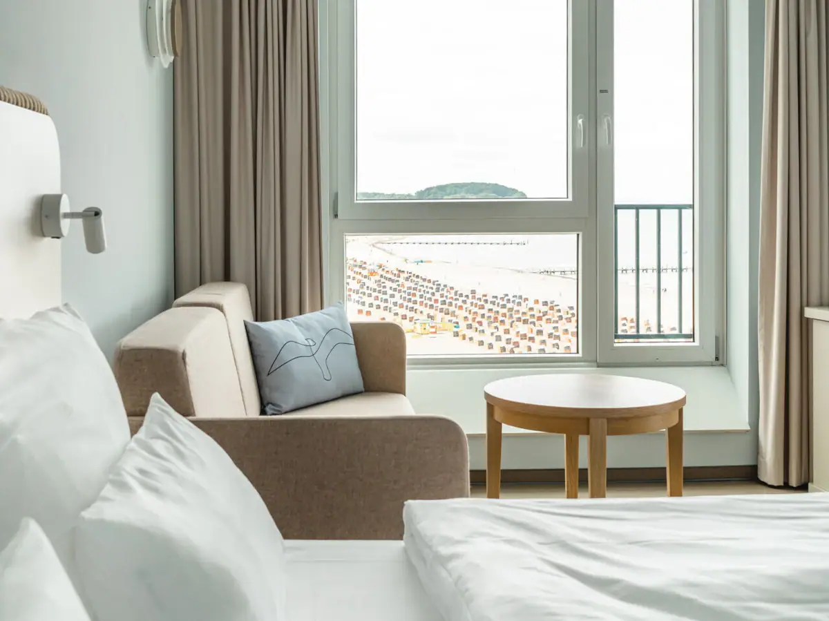 Zimmer im aja Travemünde Ein Zimmer mit einem Bett und einem Sofa.