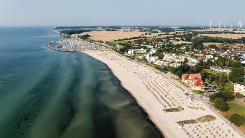 Urlaub an der Ostsee Urlaub an der Ostsee mit einem Strand und dem Meer aus der Vogelperspektive.