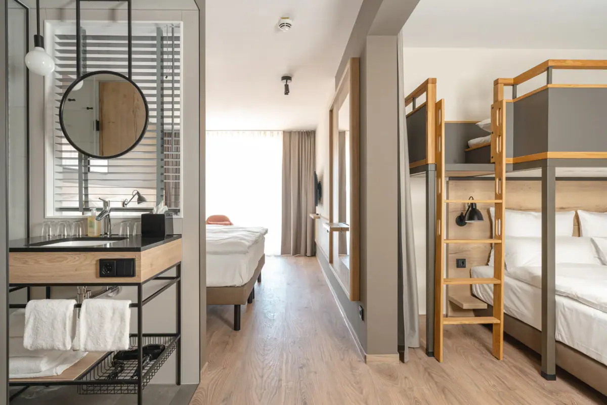 Ein Zimmer mit einem Etagenbett und einem Spiegel.