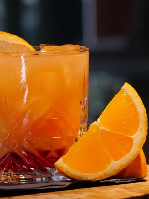 Ein Glas Orangensaft und Orangenscheiben.