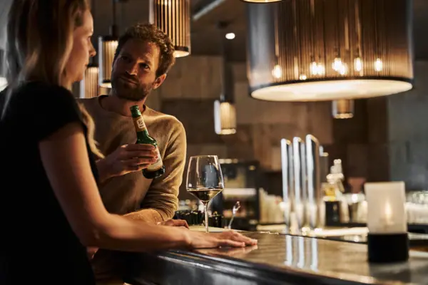 Ein Mann und eine Frau an einer Bar.
