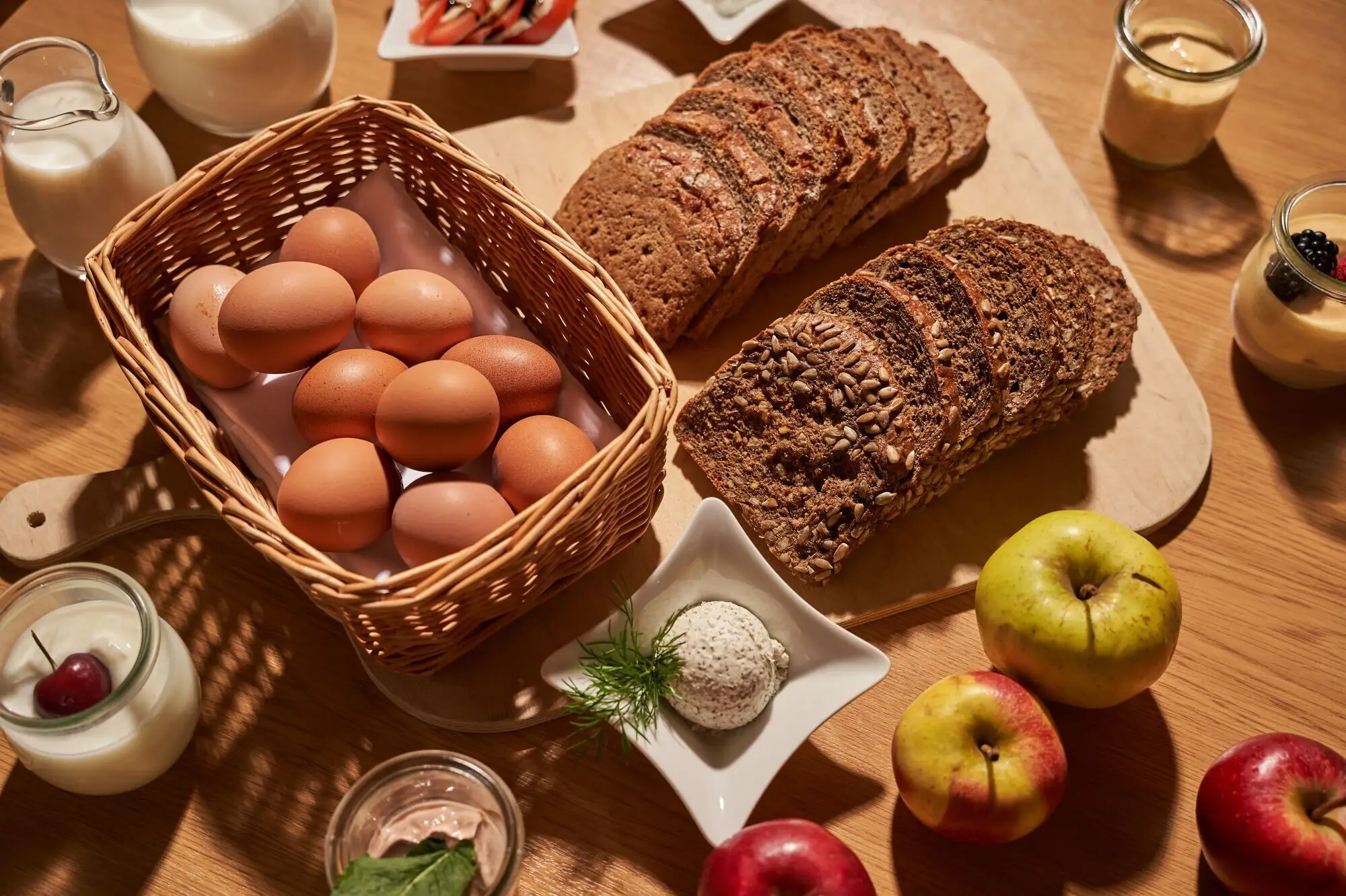 Frühstück Ein Korb mit Eiern und Brot auf einem Tisch.