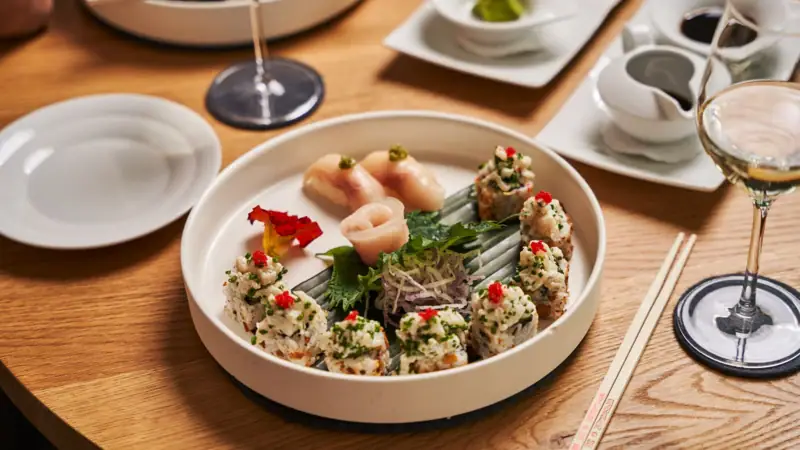 Sushi Ein Teller mit Sushi auf einem Tisch.