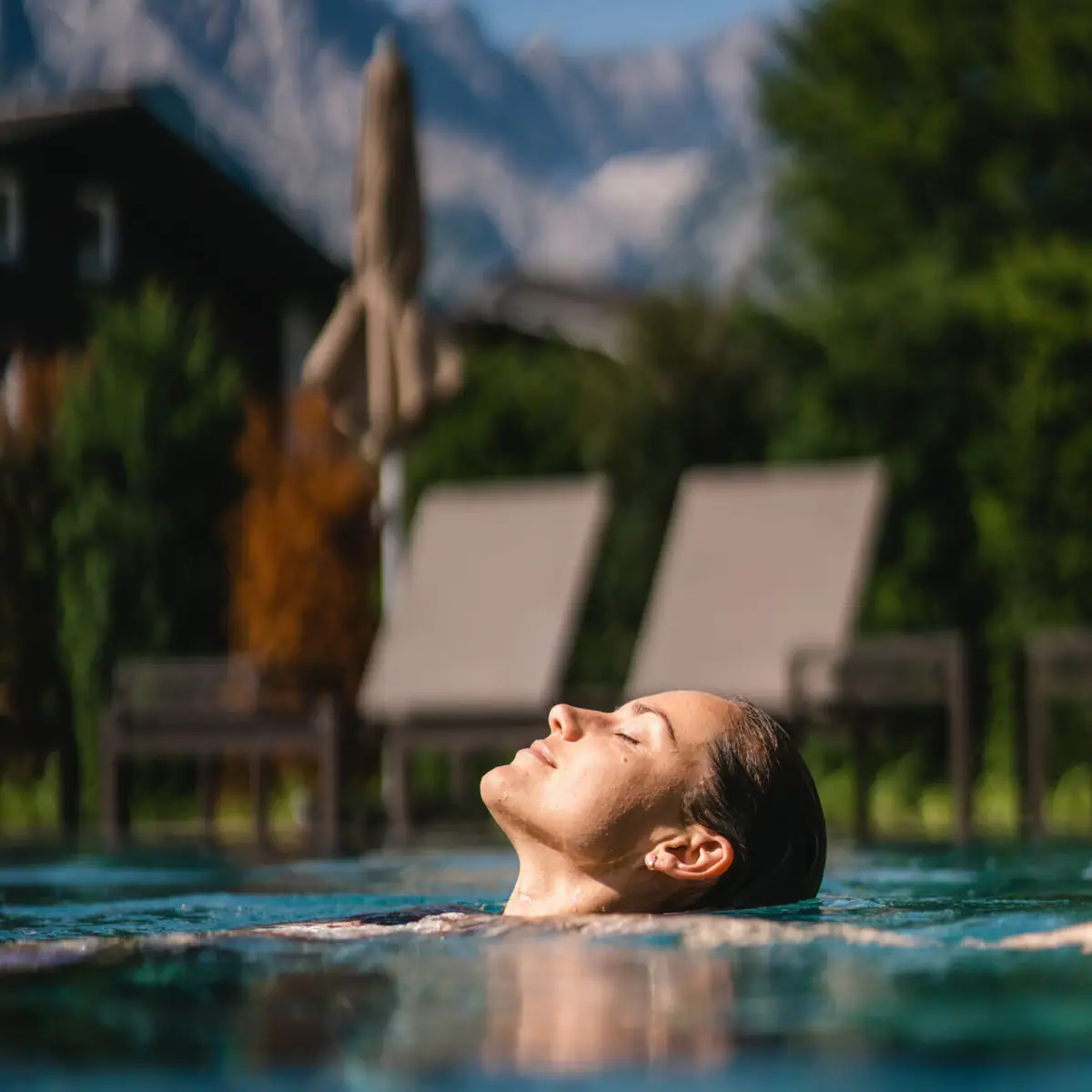 Außenpool Eine Frau schwimmt in einem Pool.