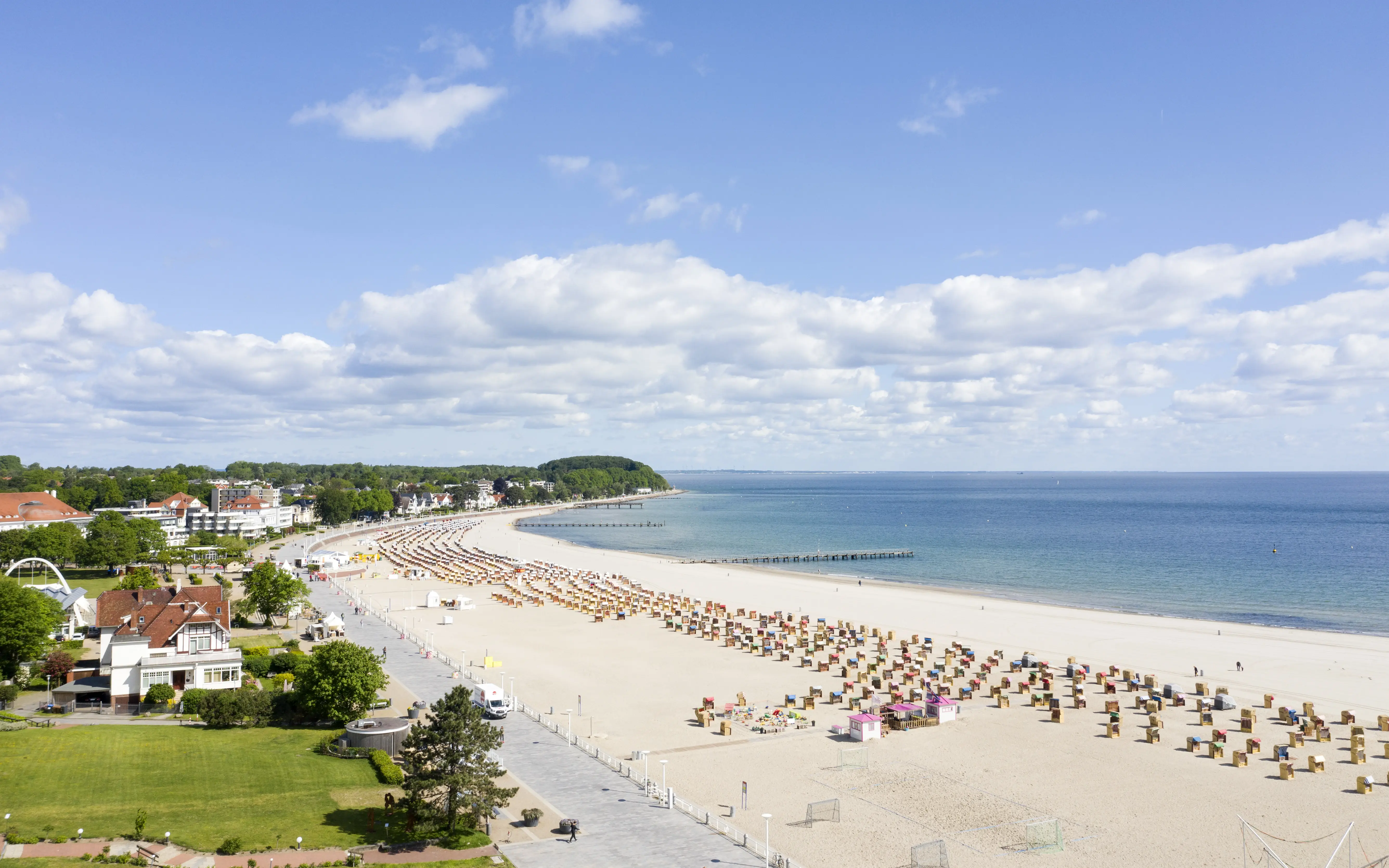 Ripresa con drone della spiaggia di Travemünde