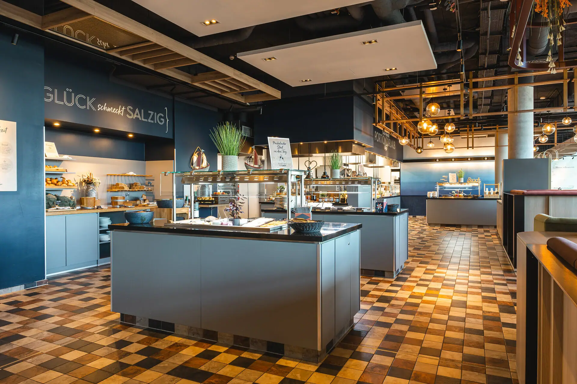 Buffetstationen mit verschiedenen Frühstücksgerichten.