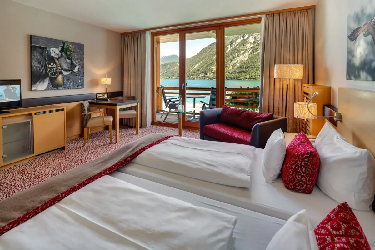 Zimmer mit Seeblick Ein Zimmer mit Blick auf einen See und Berge.