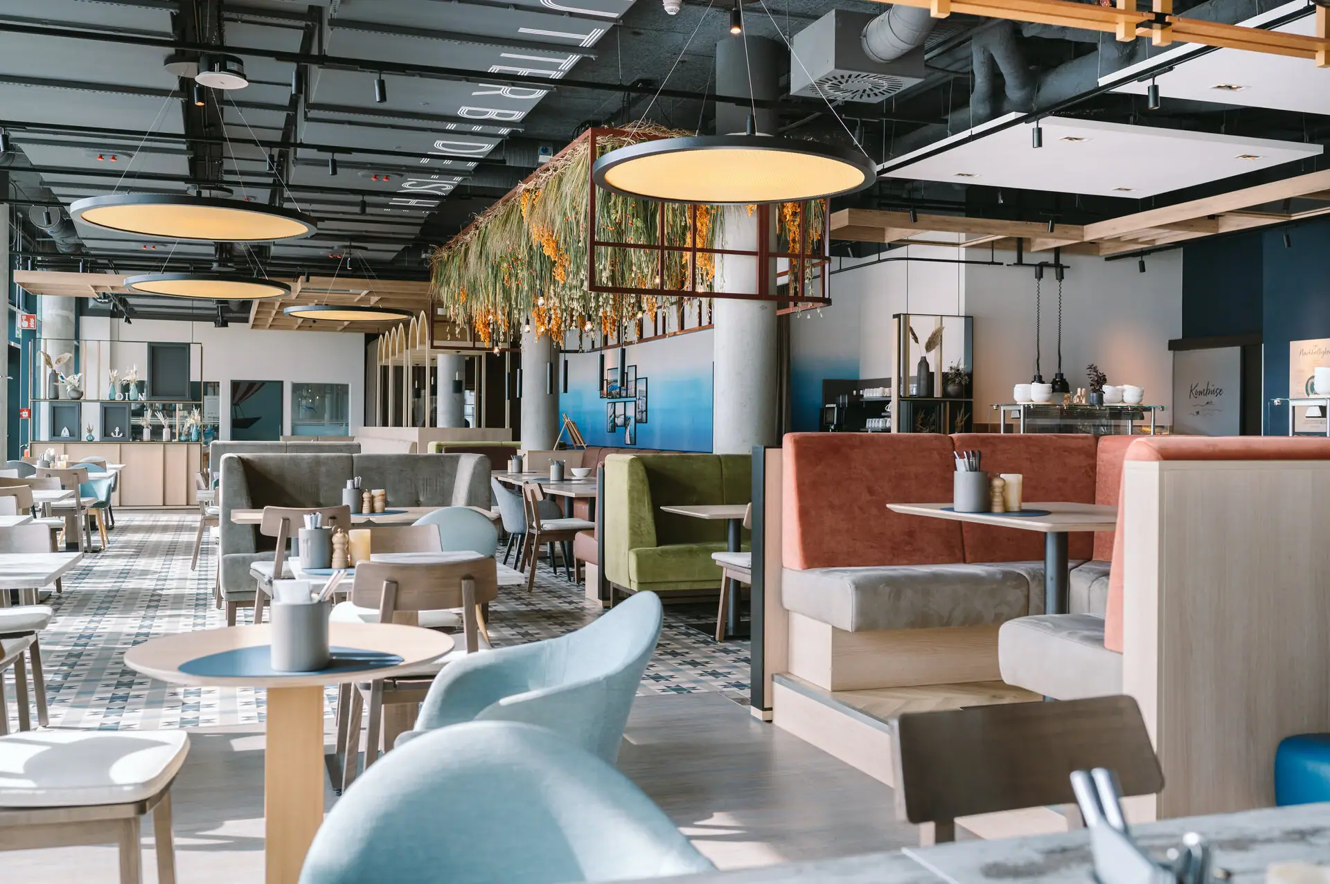 Ein Restaurant mit Tischen und Stühlen.