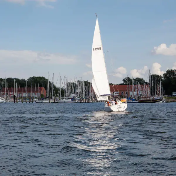 Segelboot auf dem Wasser