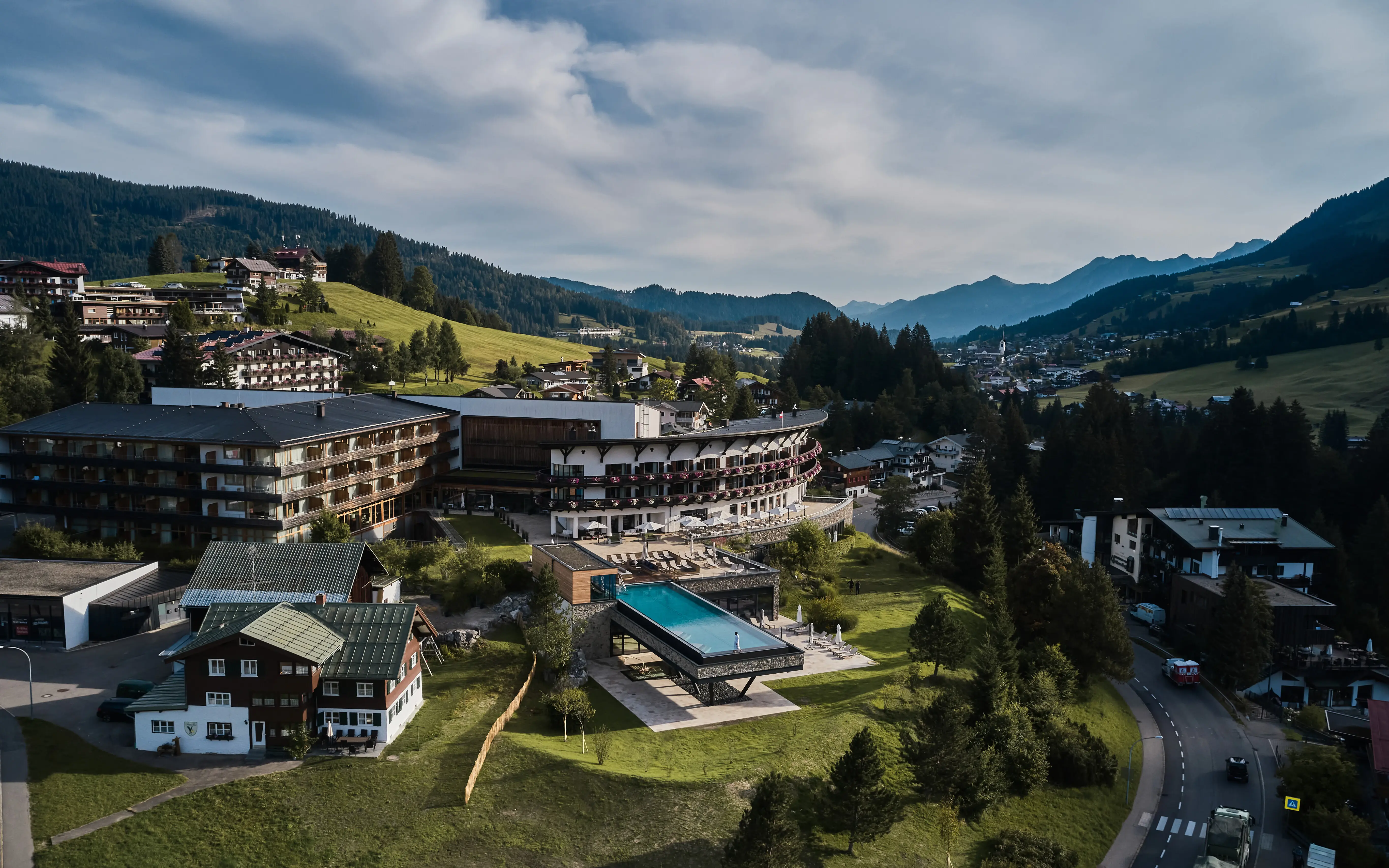 Gruppe von Gebäuden und ein Pool in einem Tal.