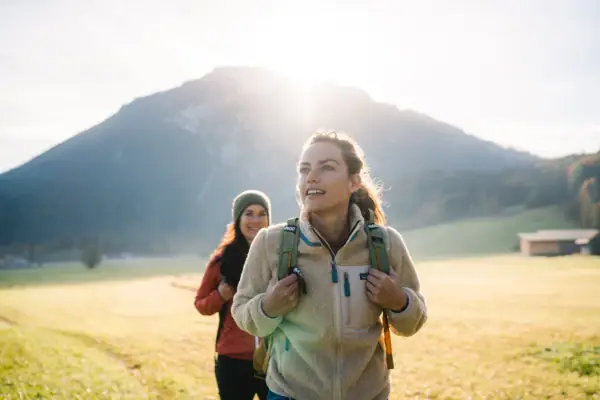 Eine Gruppe von Frauen beim Wandern auf einem Feld.