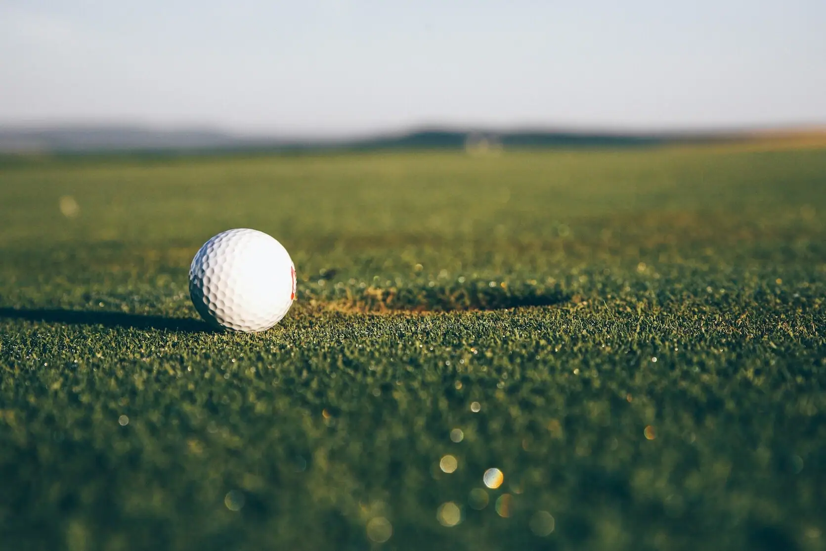 Golfball auf dem Gras