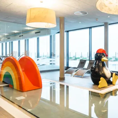 Spielzeugpinguin in einem Pool