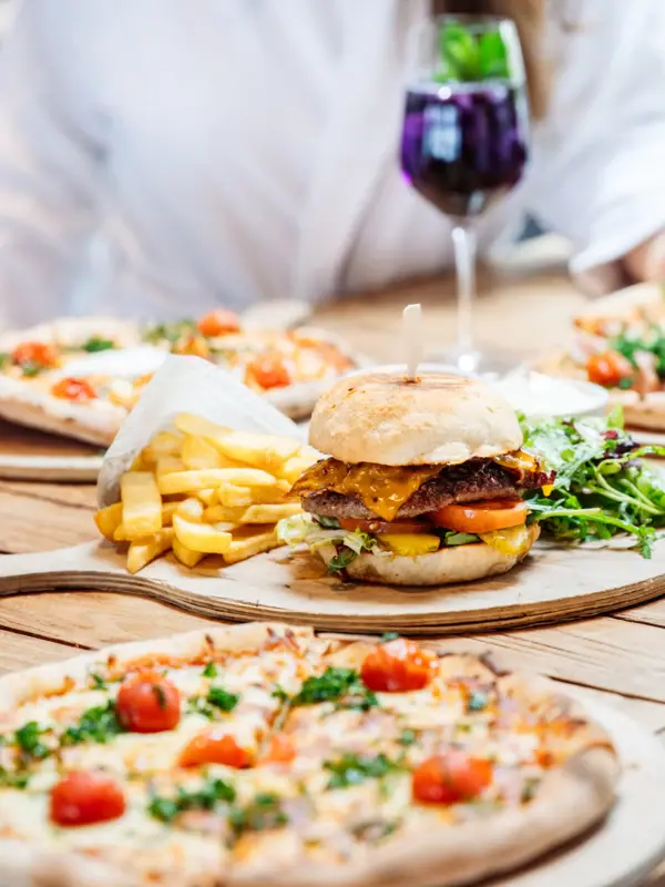 Burger Ein Teller mit Fast Food auf einem Tisch.