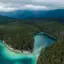 Der Eibsee umgeben von Bäumen und Bergen.