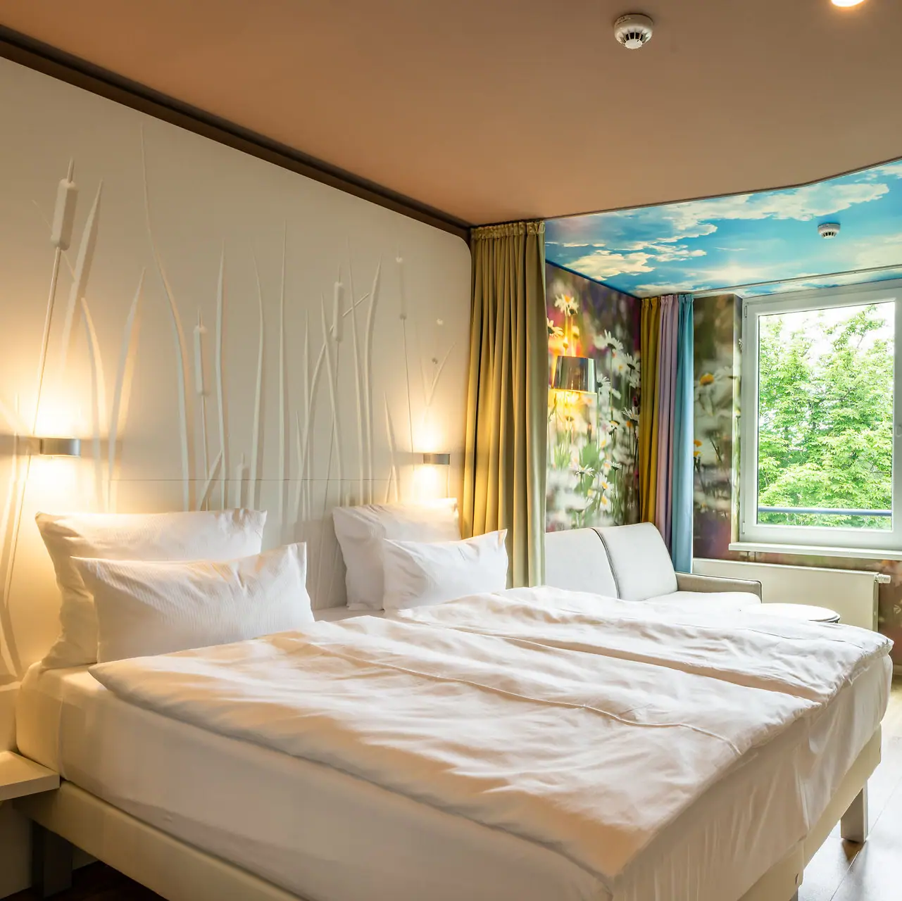 Zimmer und Suiten im aja Bad Saarow Ein Zimmer mit zwei Betten und einem Fenster.