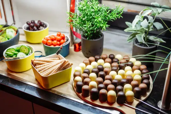 Ein Tisch mit verschiedenen Lebensmitteln.