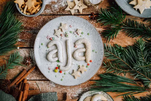 Plätzchen Teller mit Keksen und Zucker darauf
