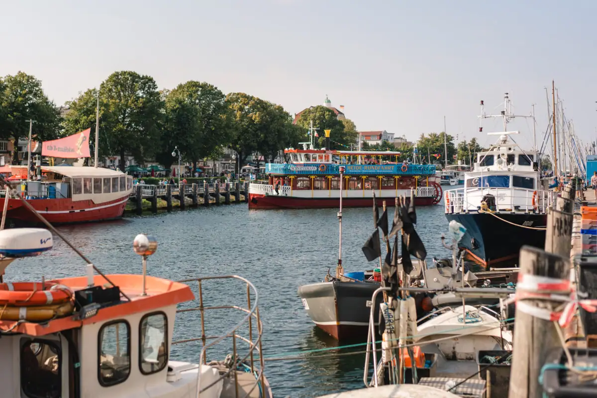 Warnemünde Alter Strom Boote auf dem Wasser im Freien unter klarem Himmel