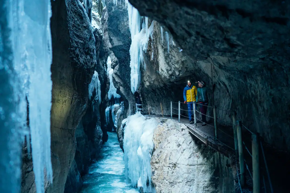 Partnachklamm Personen stehen auf einer Brücke in der Partnachklamm.
