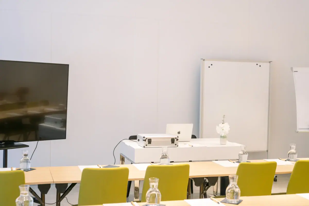 Ein Raum mit Tischen und Stühlen.