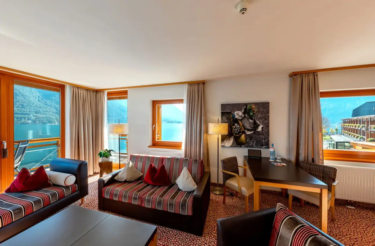 Suite mit Blick auf den Achensee Ein Zimmer mit Sofas und Sesseln.