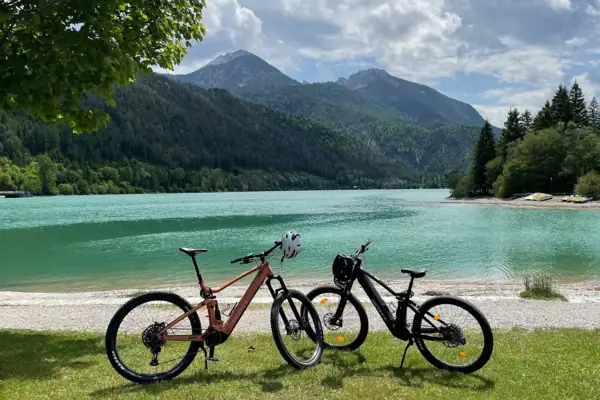 E-MTB am Achensee-Ufer Zwei Fahrräder neben einem Gewässer