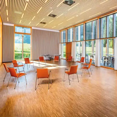 Ein Raum mit Stühlen und Tischen.