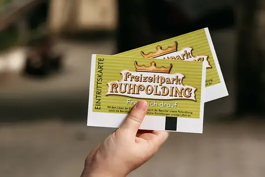 Ticket für den Freizeitpark Eine Hand hält zwei Tickets.