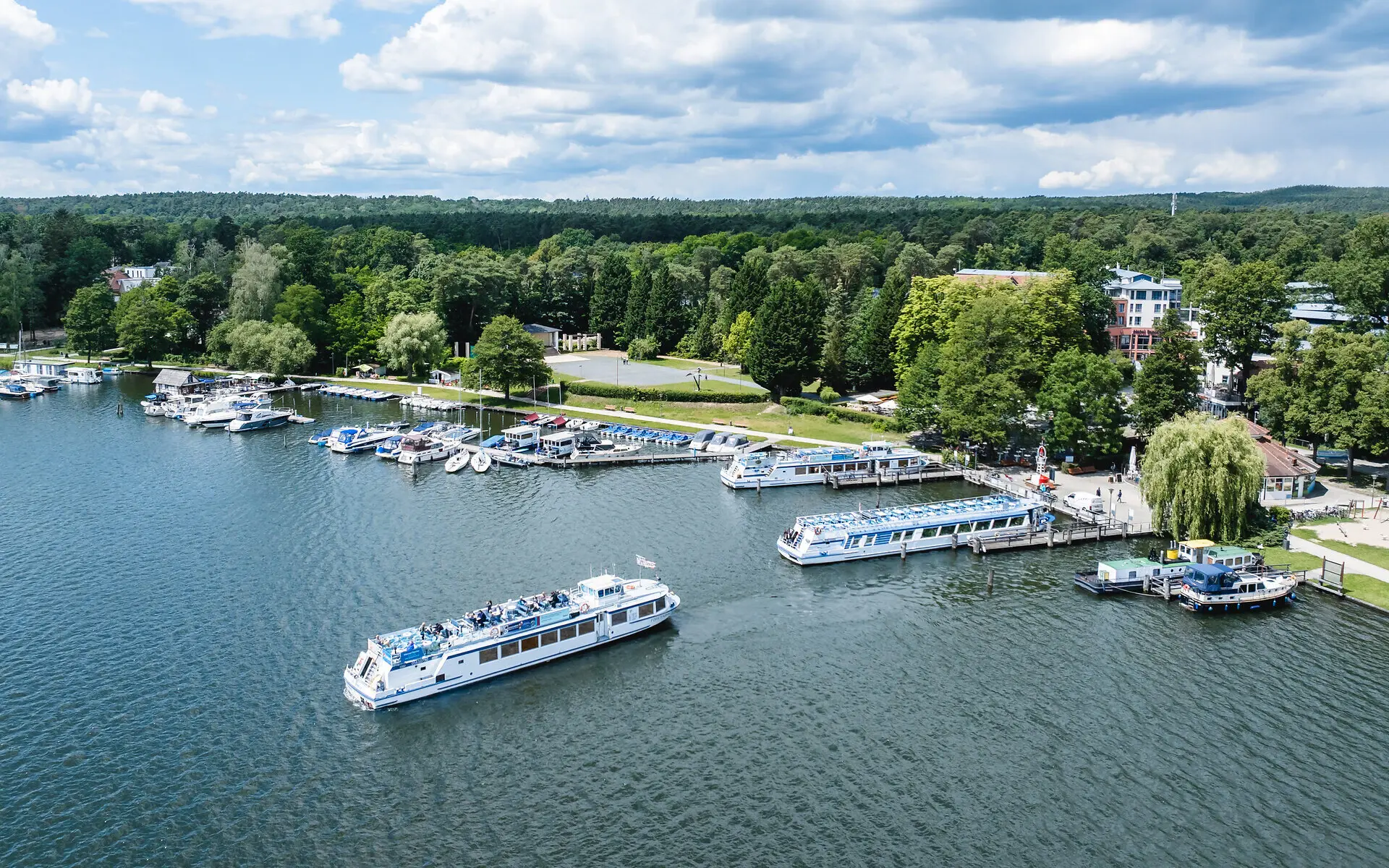 Scharmützelsee Schifffahrt Boote auf dem Wasser mit Bäumen im Hintergrund